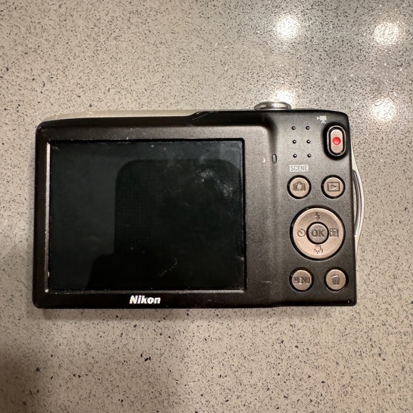 Nikon Coolpix S3200 Compact Digital Camera - Picture 6 of 9